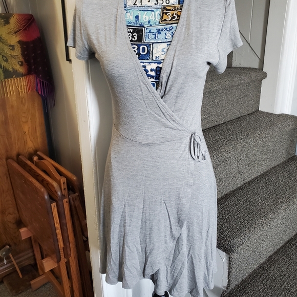 ROLLER COASTER~ GRAY SHORT SLEEVE V-NECK WRAP DRESS! - Picture 4 of 16